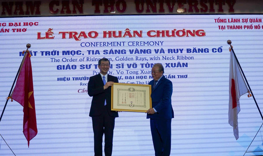 Ông Watanabe Nobuhiro (trái) trao tặng Huân chương Mặt Trời Mọc, Tia Sáng Vàng của Chính phủ Nhật Bản cho GS.TS Võ Tòng Xuân. ​