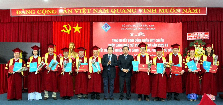 Hiệu trưởng Trường ĐH Cần Thơ trao quyết định công nhận Giáo sư, Phó giáo sư năm 2020 