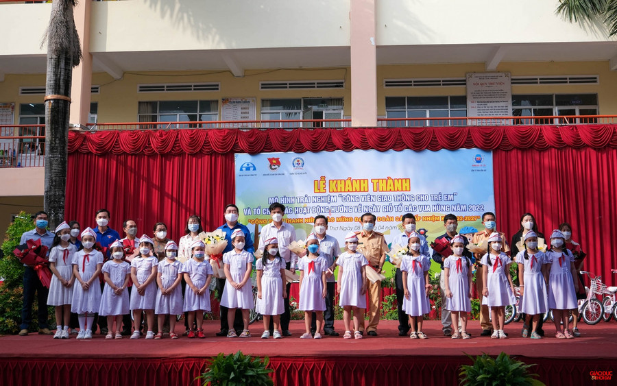 Học sinh Trường TH Ngô Quyền tặng hoa cho đại biểu tham dự buổi lễ.