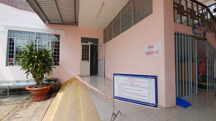 Phòng cách ly tại trường được bố trí riêng biệt và gần lối ra vào.