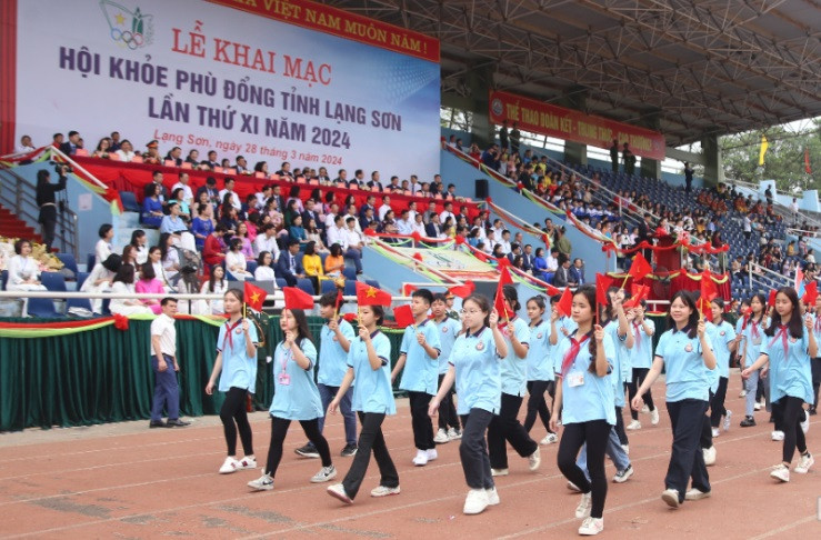 Đoàn các vận động viên tham gia diễu hành qua lễ đài. Đoàn các vận động viên tham gia diễu hành qua lễ đài.