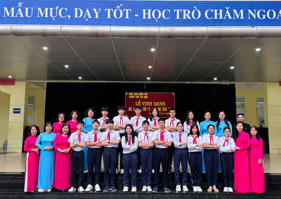 Các thầy cô giáo trong lễ vinh danh các em đạt giải tại kỳ thi Học sinh giỏi cấp thành phố năm học 2023-2024. Các thầy cô giáo trong lễ vinh danh các em đạt giải tại kỳ thi Học sinh giỏi cấp thành phố năm học 2023-2024.