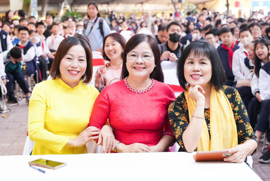 Cô Lê Ngọc Quỳnh (giữa) và các đồng nghiệp trong một sự kiện tập thể tại trường. Cô Lê Ngọc Quỳnh (giữa) và các đồng nghiệp trong một sự kiện tập thể tại trường.