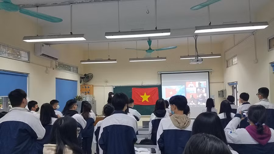 Tại lớp học, Cờ tổ quốc đã được treo trên bảng và thiết bị học tập đã chuẩn bị để những em không đủ điều kiện học trực tiếp có thể theo học cùng các bạn qua hình thức trực tuyến.