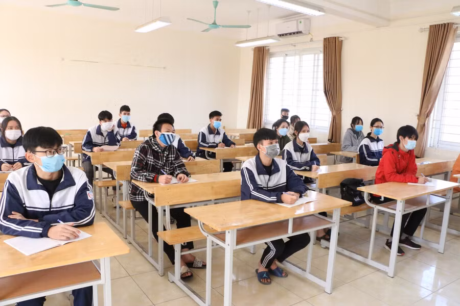 Được quay lại trường, nhiều em bày tỏ niềm vui mừng vì đã dần "thoát" khỏi máy tính/điện thoại của những buổi học online trong thời gian qua.