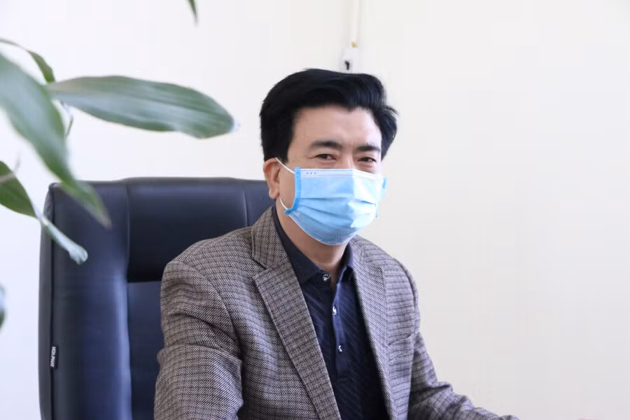 Thầy Nguyễn Kỳ Nam - Hiệu trưởng Trường THPT Hoài Đức C cho hay, trường có tổng số 1.220 học sinh, riêng khối 12 là 329 em. Trường đã xếp lịch cho các em lớp 12 đi học luân phiên bằng cả trực tuyến và trực tiếp theo hướng dẫn của Sở GD&amp;ĐT Hà Nội.