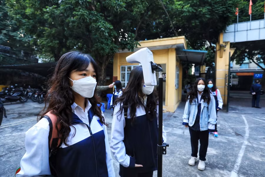 Tại Trường THPT Phan Đình Phùng (Ba Đình, Hà Nội), ở cổng trường cũng phân thành hai lối đi riêng biệt để đón học trò. Các em sẽ đo thân nhiệt và sát khuẩn tay bằng máy tự động.