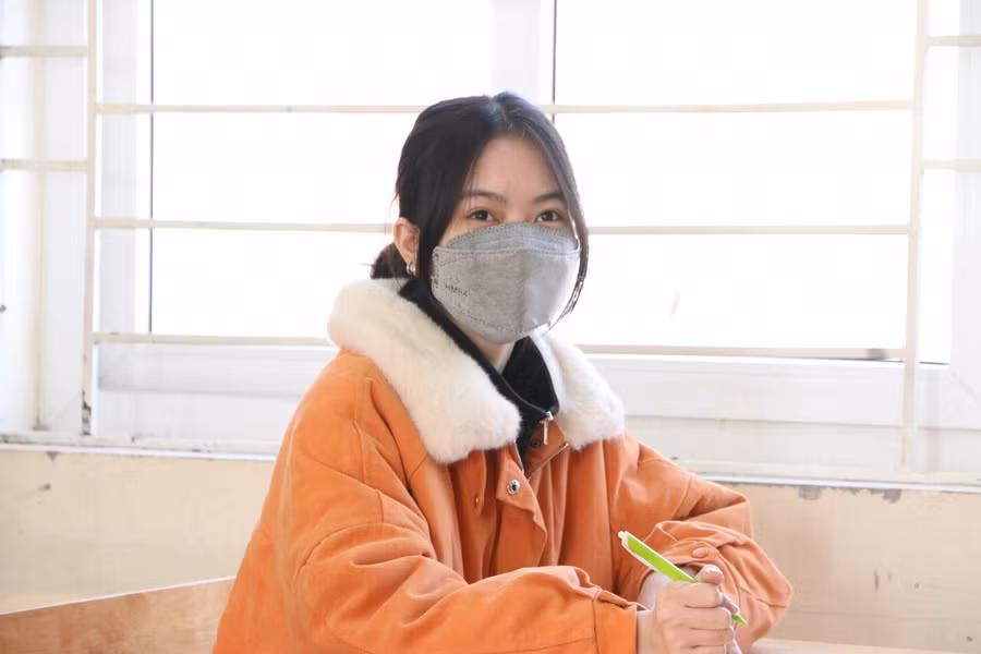 Em Nguyễn Nguyệt Hà - học sinh lớp 12A1 chia sẻ: "Thực sự hôm nay được đến trường chúng em cảm thấy rất bồi hồi, bỡ ngỡ như hồi mới vào lớp 1. Cô trò được tương tác trực tiếp nên hiệu quả rõ rệt hơn nhiều so với học online".