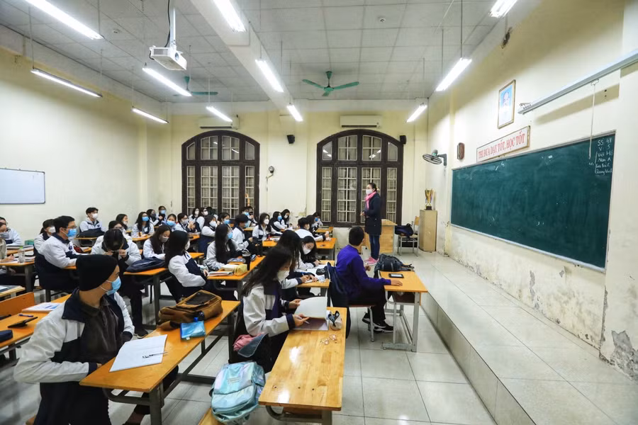 Trở lại trường gặp trực tiếp thầy cô, bạn bè nên nhiều em tỏ ra rất thích thú, vui mừng so với việc "làm bạn" với máy tính cả ngày như trước đây. Công tác an toàn phòng dịch luôn là ưu tiên hàng đầu được nhà trường chú trọng.