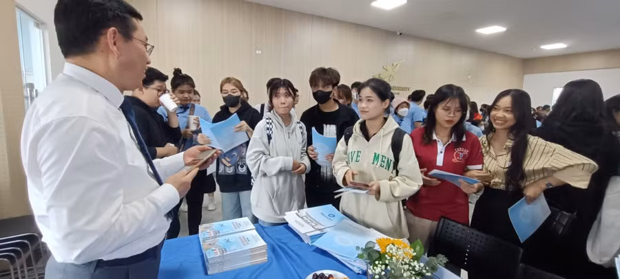 Sinh viên các trường ĐH trên địa bàn tỉnh Đồng Nai và cả TPHCM cũng đến tham dự “Triển lãm Du học Trung Quốc 2024” tại Trường ĐH Lạc Hồng. Ảnh: Quốc Hải