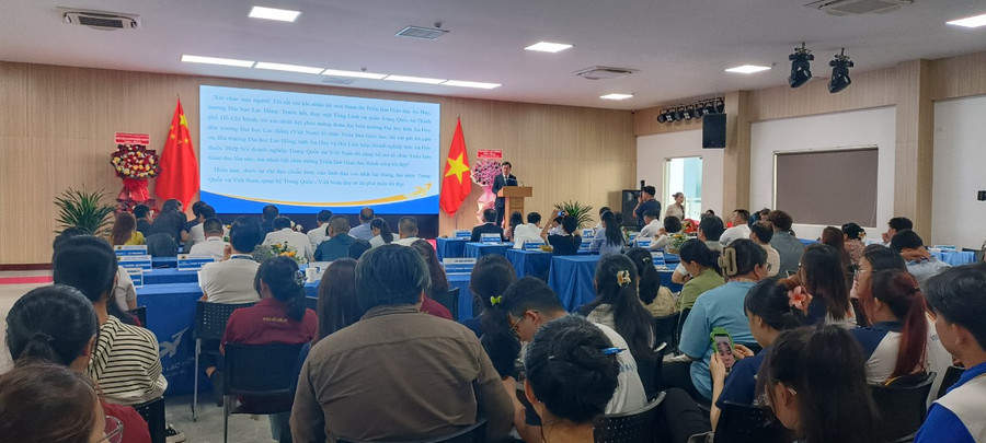 Rất đông sinh viên các trường ĐH tại Đồng Nai và TPHCM đến tham gia Triển lãm Du học Trung Quốc 2024. Ảnh: Quốc Hải