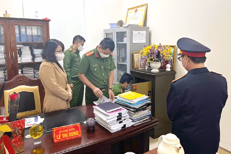 Cơ quan chức năng khám xét phòng làm việc của bà Lê Thị Dung. Ảnh: Công an tỉnh Nghệ An.