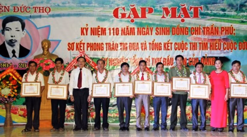  Bí thư huyện Đức Thọ (Hà Tĩnh) trao giải cho các tập thể, cá nhân xuất sắc tham gia cuộc thi