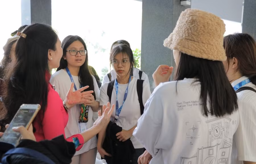 Các sinh viên ngành Ngôn ngữ Tây Ban Nha, Ngôn ngữ Ý, Du lịch… trao đổi về cơ hội việc làm tại di tích trong chương trình Company Tour (C-Tour) lần thứ 5 - Ảnh: OCER