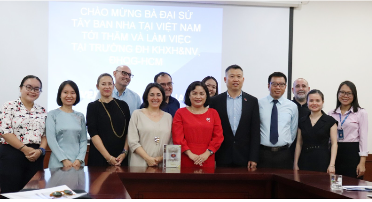 Đại sứ quán Tây Ban Nha gặp gỡ tập thể giảng viên, các sinh viên bộ môn Ngữ văn Tây Ban Nha - Ảnh: OCER