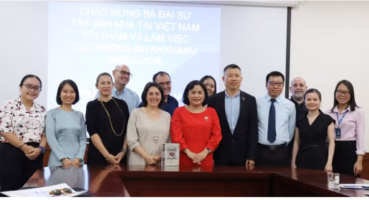 Đại sứ quán Tây Ban Nha gặp gỡ tập thể giảng viên, các sinh viên bộ môn Ngữ văn Tây Ban Nha - Ảnh: OCER