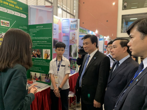 Thứ trưởng Bộ GD&ĐT Nguyễn Hữu Độ cùng các đại biểu tham quan các gian trưng bày Thứ trưởng Bộ GD&ĐT Nguyễn Hữu Độ cùng các đại biểu tham quan các gian trưng bày