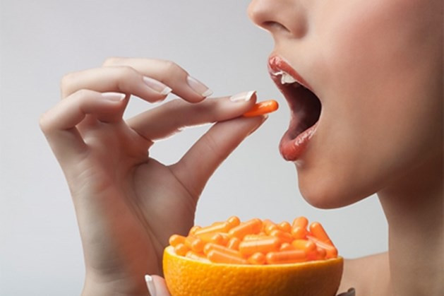 Uống quá nhiều vitamin C làm đẹp, cô gái ngã quỵ khi đi khám bác sĩ
