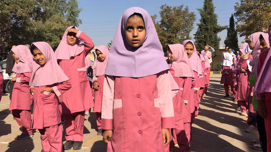 Các bé gái đang xếp hàng chuẩn bị vào lớp tại Trường Emam Hasan Mojtaba ở Kerman, Iran