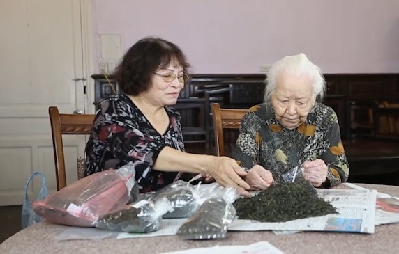 Mẹ kế đưa con riêng ra mộ vợ cả làm điều bất ngờ: Các con òa khóc