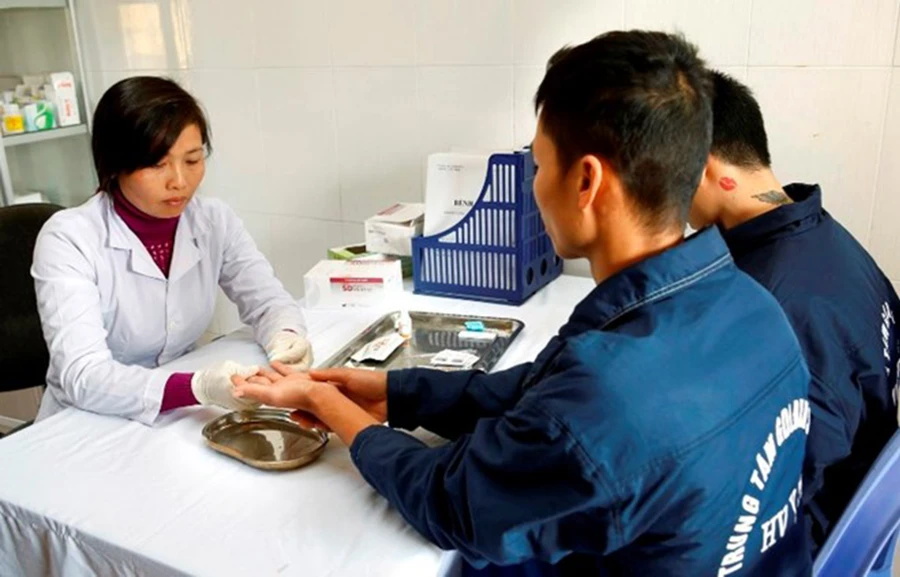 Khám và cấp thuốc ARV cho bệnh nhân HIV