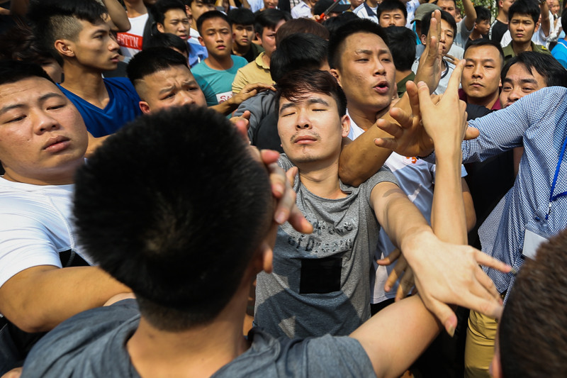 Ngay đoạn tre đầu tiên được mang ra, nhiều hành động ẩu đả đã xuất hiện