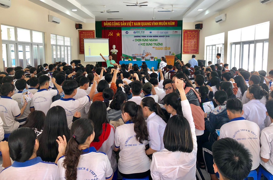 Đông đảo HS Côn Đảo đã tham gia buổi tư vấn hướng nghiệp