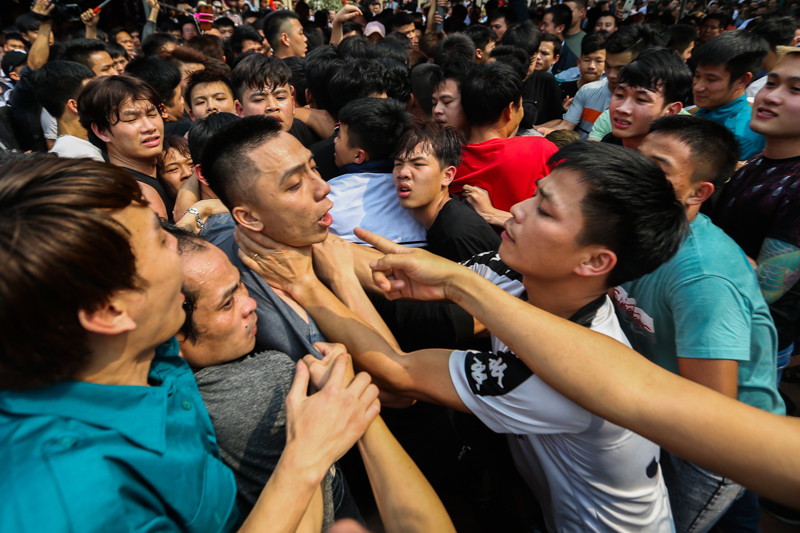 Trong lễ hội môt số người rất manh động, vẫn ẩu đả khi có mặt cơ quan chức năng