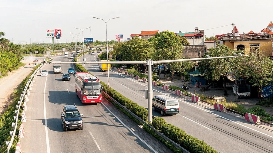 Camera giám sát trên cao tốc Pháp Vân - Cầu Giẽ. Ảnh: Khánh Linh