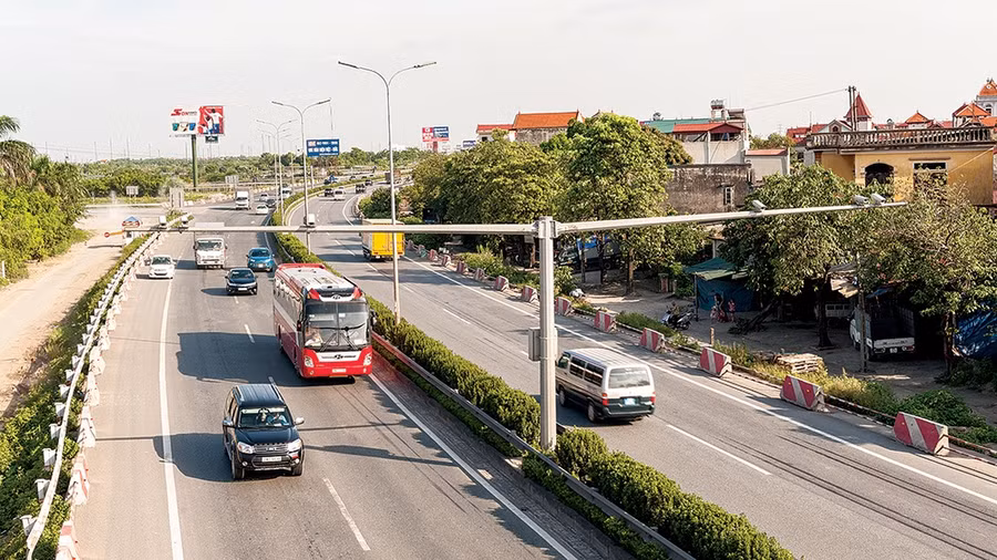Camera giám sát trên cao tốc Pháp Vân - Cầu Giẽ. Ảnh: Khánh Linh