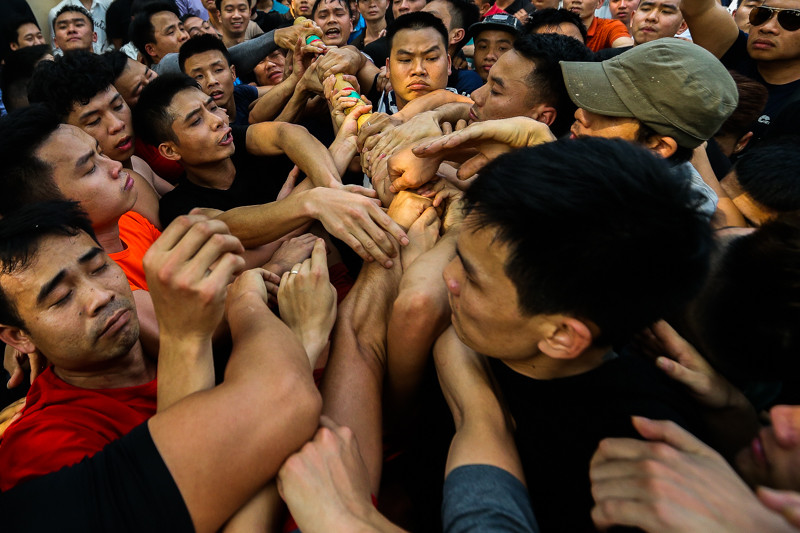 Đoạn tre dài 1m bị bịt kín bởi những bàn tay những người mong muốn giành về