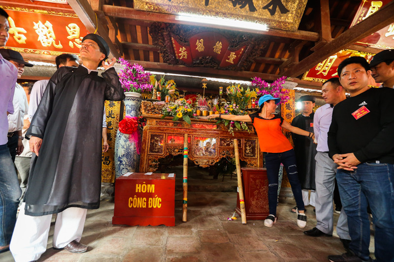 Những cây bông sau màn giằng sẽ được mang vào trong đình để lễ