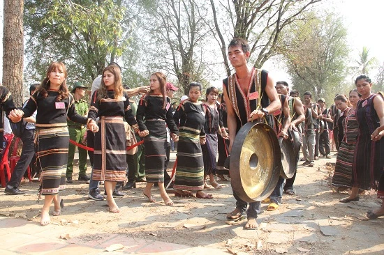 Giàn cồng chiêng đánh rộn ràng, những cô gái xinh đẹp hòa cùng điệu chiêng tạo nên những điệu múa xoang uyển chuyển, say đắm lòng người.