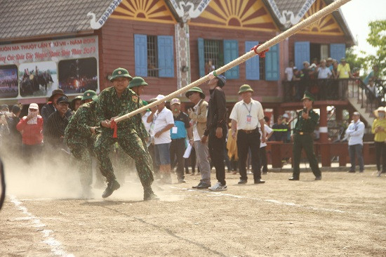 Hơn 20 cán bộ, chiến sĩ và người dân đấu tài không lại chú voi của bản làng.