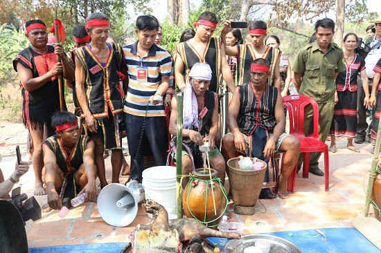 Thầy cúng bày lễ vật gồm rượu cần, heo quay, gà và các lễ vật khác lên mâm cúng rồi tạ ơn tạ với thần nước, thần suối, thần sông, hứa sẽ giữ gìn bến nước sạch sẽ, bảo vệ tốt nguồn nước.