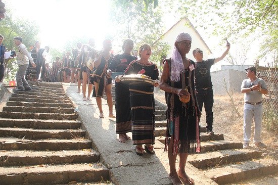 Người dân đồng bào M’nông mang lễ vật xuống bên nước để làm lễ cúng nhằm cảm ơn thần linh và cầu mong mọi điều tốt đẹp, suôn sẻ với buôn làng.