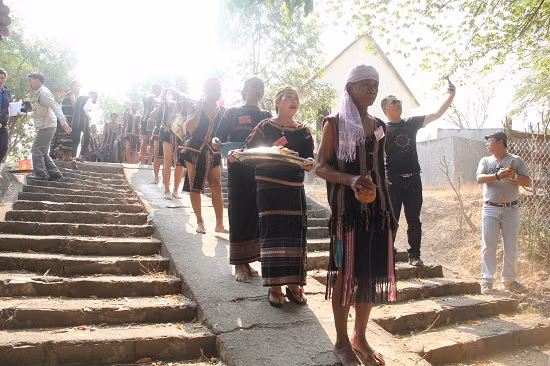 Người dân đồng bào M’nông mang lễ vật xuống bên nước để làm lễ cúng nhằm cảm ơn thần linh và cầu mong mọi điều tốt đẹp, suôn sẻ với buôn làng.