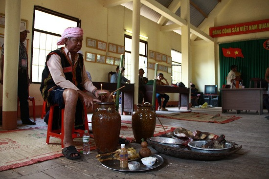 Thầy cúng giỏi, uy tín, am hiểu tập tục của buôn làng được mời đến làm lễ cho gia chủ cầu mong thần linh cho voi nhiều sức khỏe để gánh vác công việc trong buôn làng
