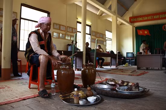 Thầy cúng giỏi, uy tín, am hiểu tập tục của buôn làng được mời đến làm lễ cho gia chủ cầu mong thần linh cho voi nhiều sức khỏe để gánh vác công việc trong buôn làng