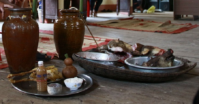 Lễ cúng được coi là sang trọng và tươm tất khi gia chủ làm trâu ăn mừng, còn với những hộ gia đình bình thường thì là heo, nếu không cũng phải là gà… tùy thuộc vào điều kiện kinh tế của chủ voi.