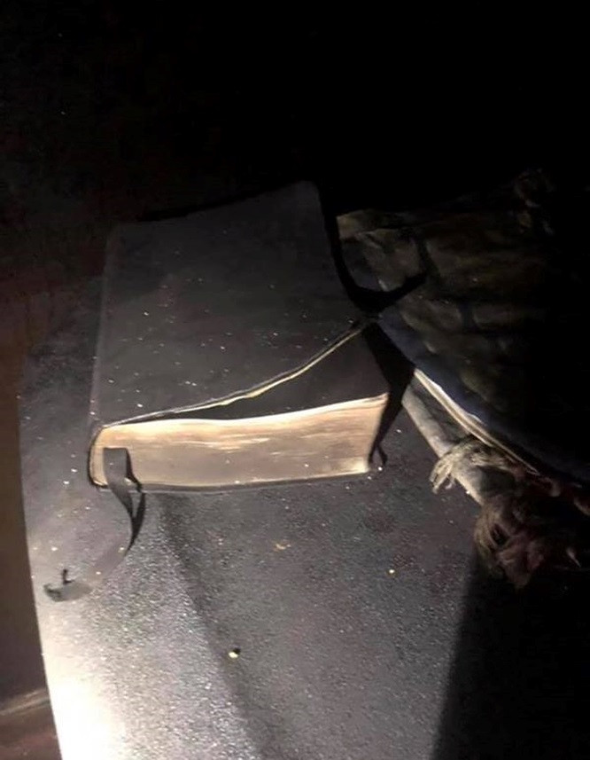 Kỳ lạ Nhà thờ cháy rụi nhưng nhiều cây thánh giá và các quyển kinh thánh vẫn còn nguyên - ảnh 3