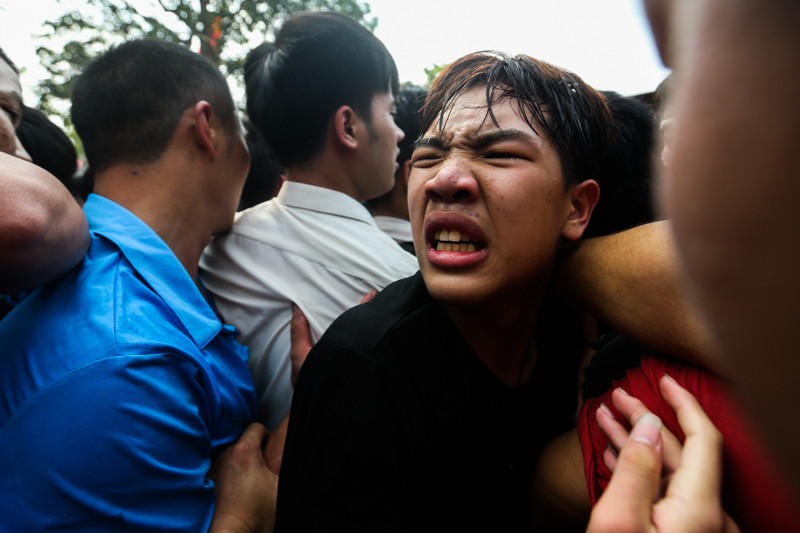 Rất nhiều người kiệt sức khi tham gia giằng bông