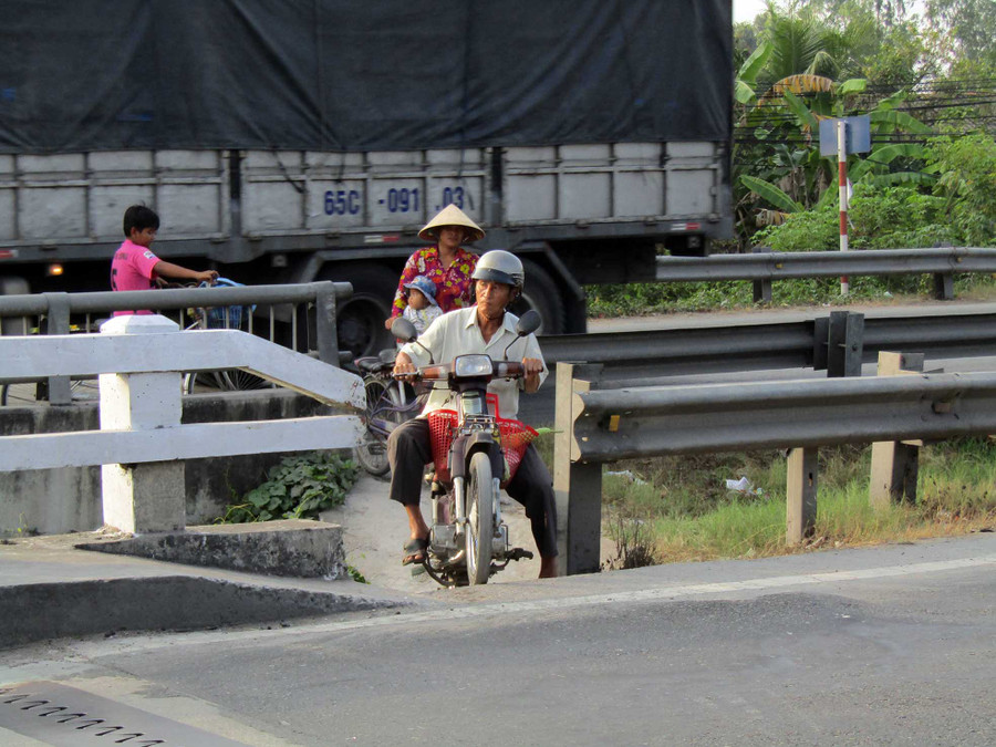 Người dân lách qua đoạn rào bị phá (ảnh chụp ngày 6/3)