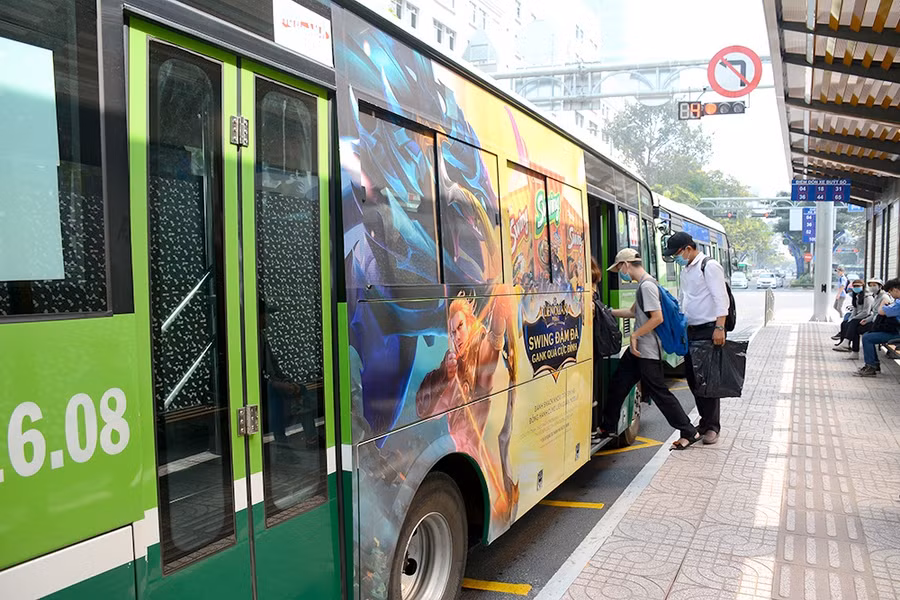 Hiện TP.HCM mới chỉ có 492 trên 1570 xe buýt được quảng cáo. Ảnh Đỗ Loan