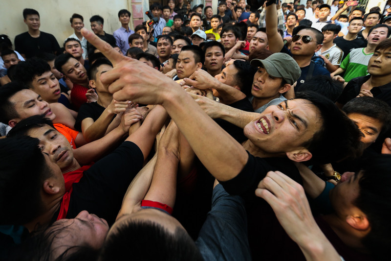 Ngay sau khi cây bông tre được mang ra ngoài, rất đông thanh niên đã không ngại “thượng cẳng tay, hạ cẳng chân” để mong muốn giành được bông hoa tre và đoạn tre