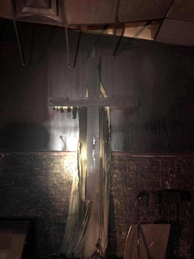 Kỳ lạ Nhà thờ cháy rụi nhưng nhiều cây thánh giá và các quyển kinh thánh vẫn còn nguyên - ảnh 4