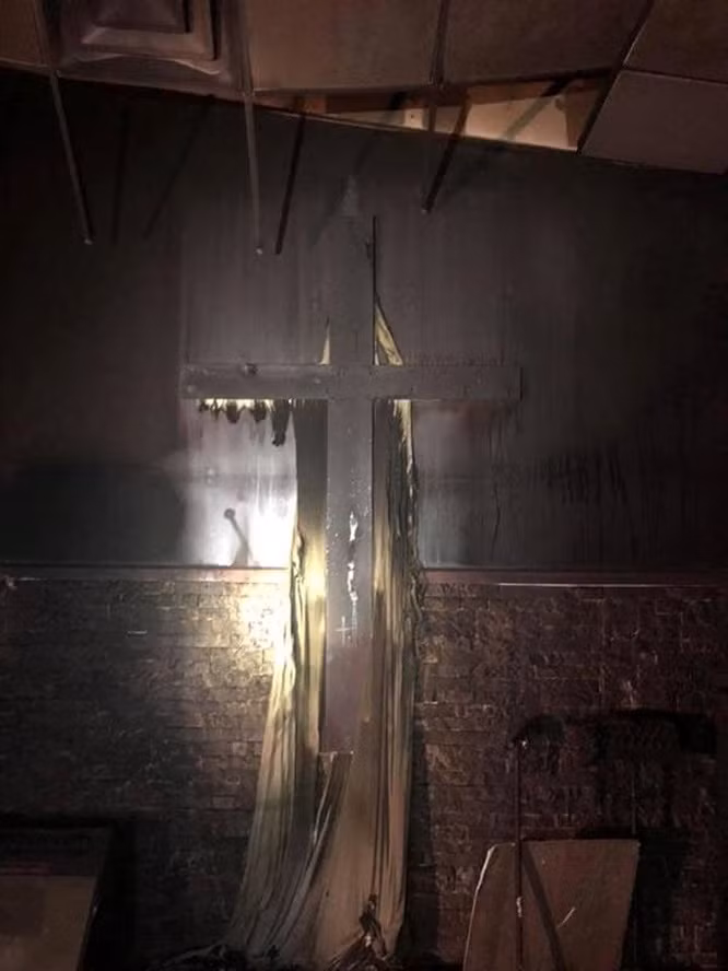 Kỳ lạ Nhà thờ cháy rụi nhưng nhiều cây thánh giá và các quyển kinh thánh vẫn còn nguyên - ảnh 4