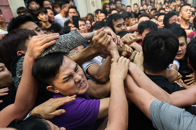 Với quan niệm ai giằng được bông sẽ may mắn trong năm mới nên ai cũng cố gắng để mang bông về cho gia đình và họ hàng
