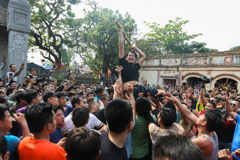 Khoảng gần 1 giờ tranh cướp, cây bông đầu tiên đã có chủ. Theo quan niệm ở đây, ai sẽ hoặc đang có gia đình mà giằng được cây bông thì năm đó sẽ sinh được con trai, gia đình gặp nhiều may mắn.