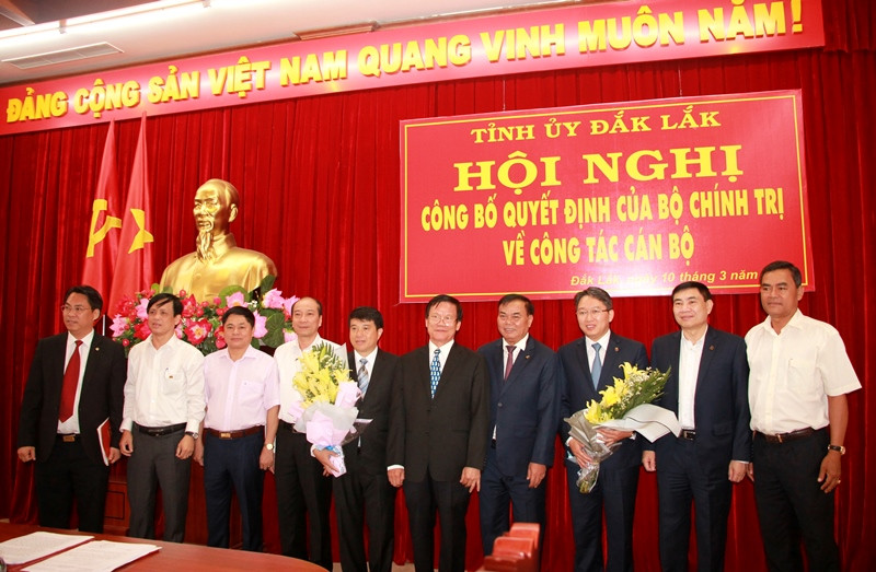 Lãnh đạo Ban Tổ chức Trung ương, Ban Thường vụ Tỉnh ủy Đắk Lắk chúc mừng đồng chí Y Thanh Hà Niê Kđăm và đồng chí Nguyễn Hải Ninh